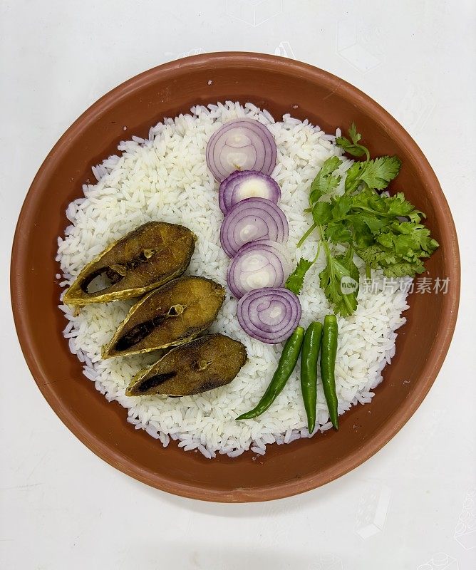 Hilsha Fish和Panda Bhat。孟加拉国的传统菜肴和主食。配上青辣椒、洋葱和香菜叶